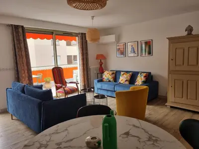 a living room with blue couches and a table at Magnifique T3, spacieux, lumineux et traversant in Nice
