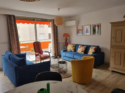 a living room with blue couches and a table at Magnifique T3, spacieux, lumineux et traversant in Nice