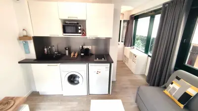 a kitchen with a washer and dryer in a room at Dana centre mer 25 in Nice