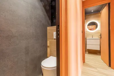 a bathroom with a toilet and a sink at Charmant appartement à Nice in Nice