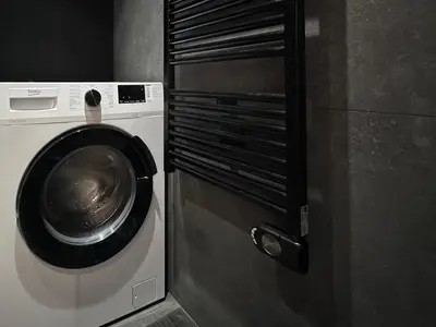a washer and dryer in a small room at Charmant appartement à Nice in Nice