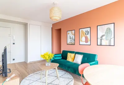 a living room with a green couch and a table at Charmant appartement à Nice in Nice