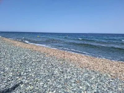 a rocky beach with the ocean in the background at Chambre d'hôtes pleine vue mer in Nice