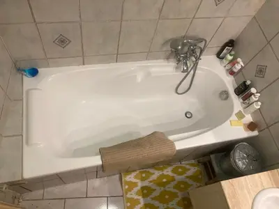 a white bath tub in a bathroom at Appartement dans le Vieux-Nice in Nice