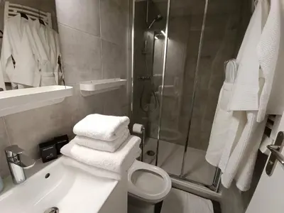 a bathroom with a shower and a pile of towels at Joli studio centre-ville Nice proche de la gare in Nice