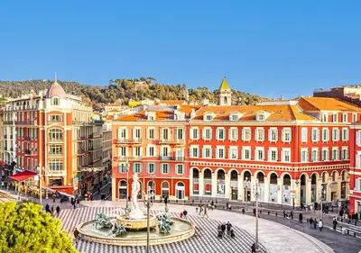a group of people walking in front of a building at Joli studio centre-ville Nice proche de la gare in Nice