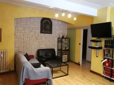 a living room with a couch and a tv at F4 6 Couchages Terrasse Proche Centre in Nice