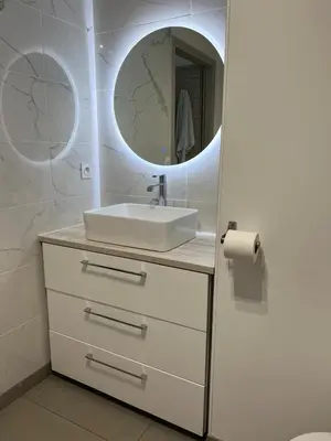 a bathroom with a sink and a mirror at Joli 3 pièces ensoleillé sur les hauteurs de Nice in Nice