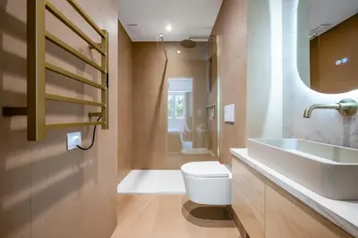 a bathroom with a toilet and a sink at Luxueux, spacieux et tout équipé à 5 min du port in Nice