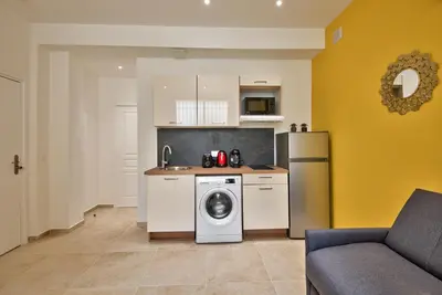 a kitchen with a washing machine in a kitchen at Cosy Apparts Hypercentre de Nice in Nice