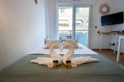 two towels in the shape of a heart on a bed at Cocon Urbain - Près de la Gare in Nice