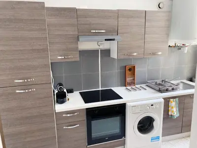 a kitchen with a washer and a washing machine at À 2 pas du centre in Nice