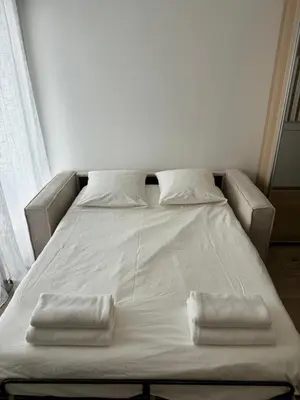 a bed with two towels on top of it at Azur & Chill - à proximité Mer Train Bus Aéroport in Saint-Laurent-du-Var