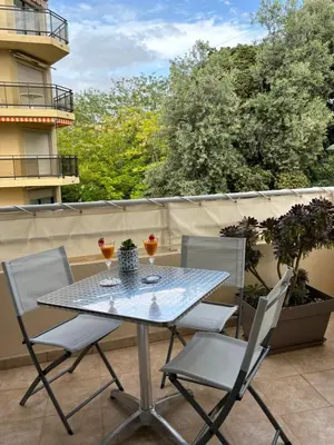 a dining room table with chairs and a bowl of fruit on it at Magnifique 2 pièces, Clim, parking , wifi in Beaulieu-sur-Mer