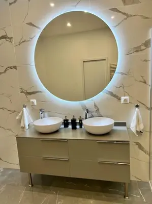 a bathroom with two sinks and a large mirror at Magnifique loft au cœur de Nice in Nice