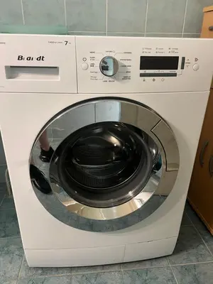 a washing machine with a washer in a kitchen at Magnifique 2 pièces centre Nice in Nice
