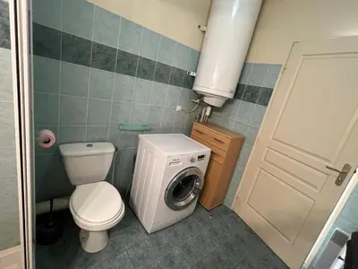 a bathroom with a toilet and a washing machine at Magnifique 2 pièces centre Nice in Nice
