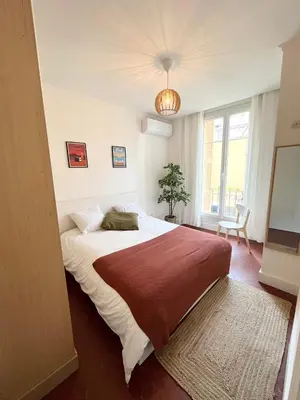 a bedroom with a large bed and a window at Magnifique T4 - Spacieux Haut Standing - AC - WIFI - Coeur de Nice in Nice