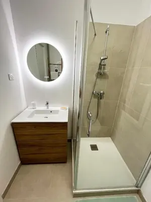 a bathroom with a shower and a sink and a mirror at Magnifique T4 - Spacieux Haut Standing - AC - WIFI - Coeur de Nice in Nice