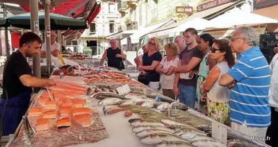 a group of people looking at a display of fish at a market at Magnifique T4 - Spacieux Haut Standing - AC - WIFI - Coeur de Nice in Nice