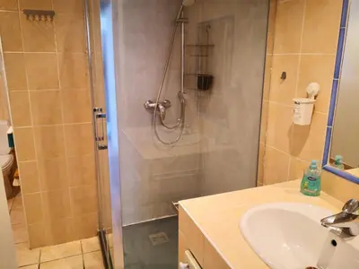 a bathroom with a shower and a sink at STUDIO dans Villa à Nice Ouest in Nice