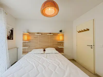 a bedroom with a large white bed in a room at Canta Galet - Wifi, AC, Parking, 4pers in Nice