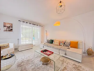 a living room with a couch and a table at Canta Galet - Wifi, AC, Parking, 4pers in Nice
