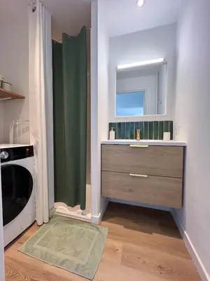 a bathroom with a sink and a washing machine at Appartement - Proche plage & gare in Cagnes-sur-Mer