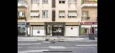 a building on the corner of a city street at Studio de luxe au cœur de Nice in Nice
