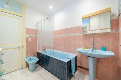 a bathroom with a sink and a tub and a toilet at 2P hyper-centre Nice in Nice