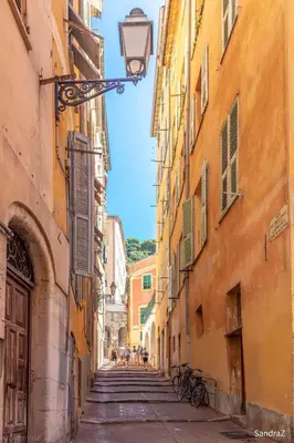 an alley in an old town with buildings at Modern & Cosy 3 Bedrooms train tramway in Nice