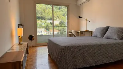 a bedroom with a bed and a large window at Élégant 3 pièces, 2 chambres, 4 pers, clim, Wi-fi, proche des plages in Nice