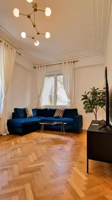 a living room with a blue couch and a table at Jazzy et Spacieux Appartement Prom des Anglais in Nice