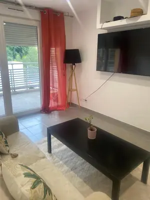 a living room with a couch and a coffee table at appartement idéalement situé in La Trinité