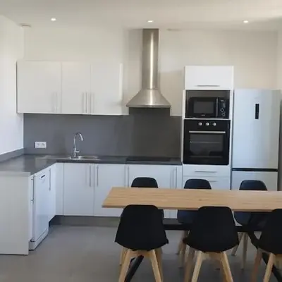 Appartement 4 p neuf dans haut de villa