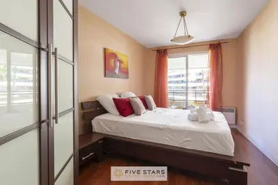 a bedroom with a bed and a window at Suite HAITI FSHH in Saint-Laurent-du-Var