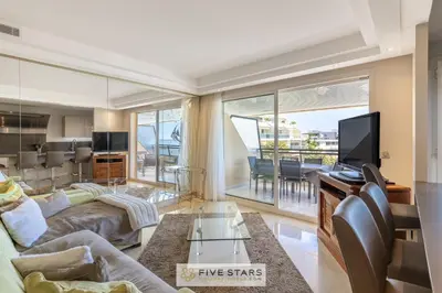 a living room with a couch and a tv at Suite HAITI FSHH in Saint-Laurent-du-Var