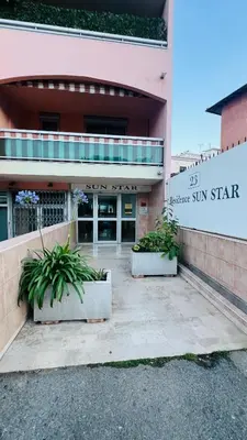 a building with two potted plants in front of it at Super logement - Mer à 5 min à pieds ! in Nice