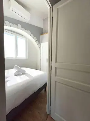 a bedroom with a bed and a window and a door at Maison Belle Vue & Jardin- Tout à proximité à Pied in Gattières