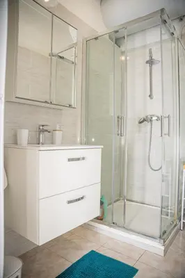 a bathroom with a sink and a shower at Charmant 4 pièces - Cour privative - Port de Nice in Nice