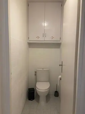 a small bathroom with a toilet and white cabinets at Superbe 3 pièces près du Port de Nice in Nice