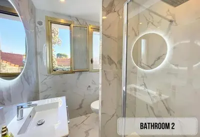 a bathroom with a shower and a sink and a mirror at Spacieux appartement à Nice 4 chambres in Nice
