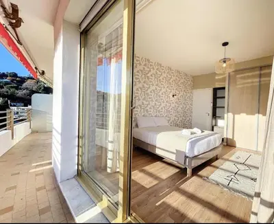 a bedroom with a bed and a balcony at Spacieux appartement à Nice 4 chambres in Nice