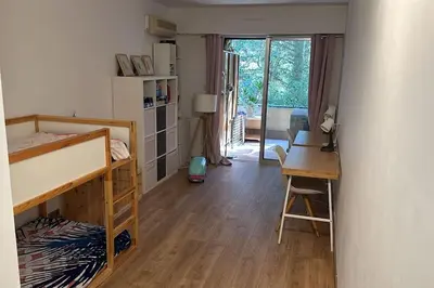 a bedroom with a desk and a bunk bed and a deskablish at Superbe appartement de 3p pieces dans residence avec piscine et climatisation in Nice