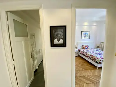 a hallway leading to a bedroom with a bed at Nice Hypercentre- Joli 2Pièces in Nice