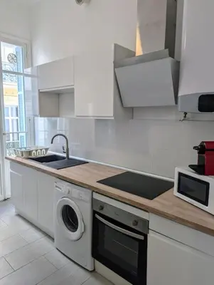 a kitchen with a sink and a washing machine at 3 Pièces 70m2 Coeur de Nice in Nice