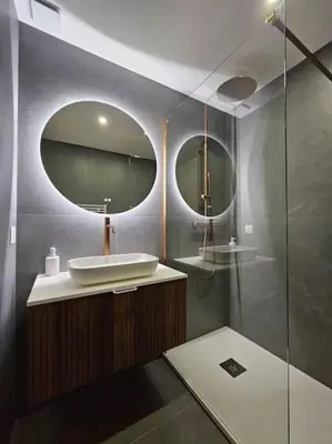 a bathroom with a sink and a mirror at Très bel appartement Nice centre in Nice