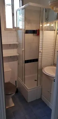 a bathroom with a shower and a toilet and a sink at Appartement lumineux in Nice