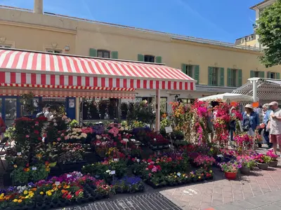 a flower market with flowers in front of a building at Le Bosio-studio avec vue mer in Nice