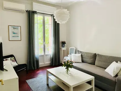 a living room with a couch and a table at 2P Moderne Riquier proche Port, Gare, Tramway in Nice